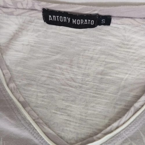 Antony Morato halványlila V-nyakú top nagyleveles mintával – S