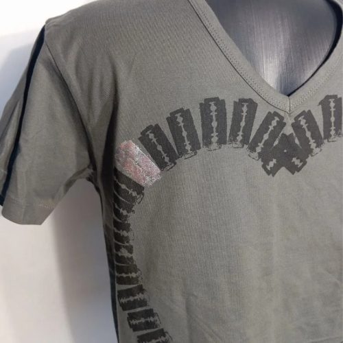 Caractéristique szürke V-nyakú borotvapenge szív mintás póló