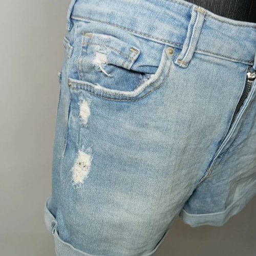 Bershka világoskék szaggatott farmer sort – 38