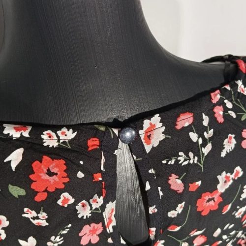 Virágmintás hosszú ujjú viszkóz egész midiruha – fekete alapon Gina 40