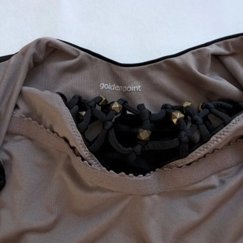 Goldenpoint fekete egyrészes fürdőruha aranydíszes, kötött hálós betéttel