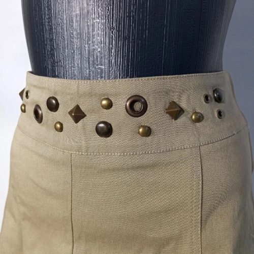 Mayo Chix őzbarna mini szoknya szegecses derékkal, S méret 