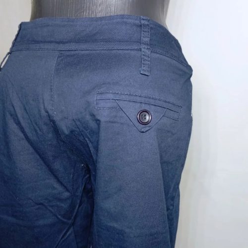 Női térdig érő sötétkék vászonnadrág – kényelmes fazon, elegáns hatás