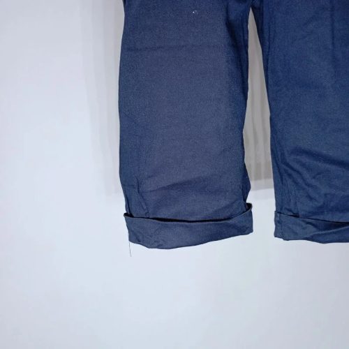 Női térdig érő sötétkék vászonnadrág – kényelmes fazon, elegáns hatás