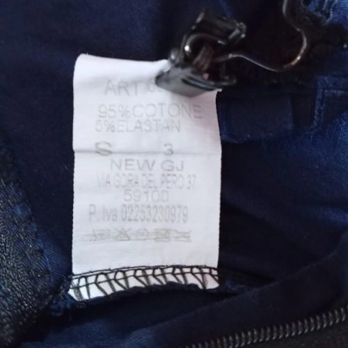 Női térdig érő sötétkék vászonnadrág – kényelmes fazon, elegáns hatás