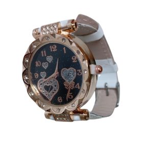 Fehér műbőr szíjas női karóra – elegáns,  rózsa arany színű, strasszköves dizájn