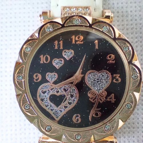 Fehér műbőr szíjas női karóra – elegáns,  rózsa arany színű, strasszköves dizájn