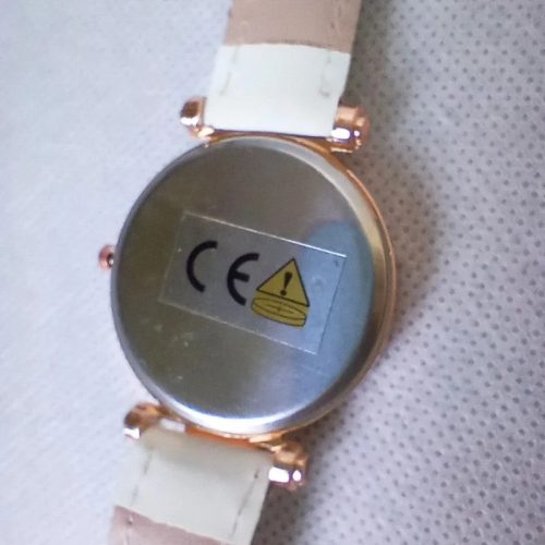 Fehér műbőr szíjas női karóra – elegáns,  rózsa arany színű, strasszköves dizájn