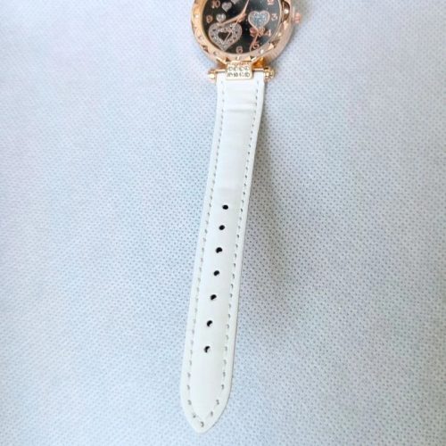 Fehér műbőr szíjas női karóra – elegáns,  rózsa arany színű, strasszköves dizájn