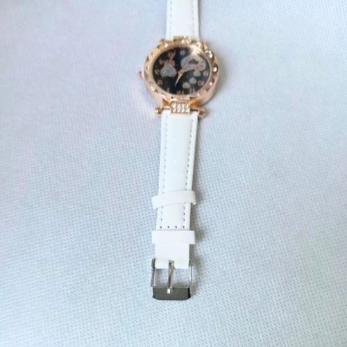 Fehér műbőr szíjas női karóra – elegáns,  rózsa arany színű, strasszköves dizájn
