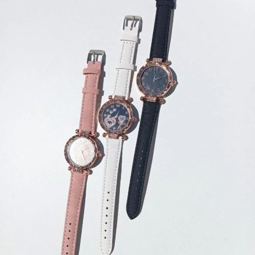 Fehér műbőr szíjas női karóra – elegáns,  rózsa arany színű, strasszköves dizájn