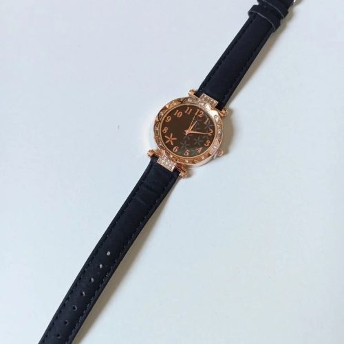 Rózsa arany színű díszített női karóra fekete műbőr szíjjal – 23,5 cm