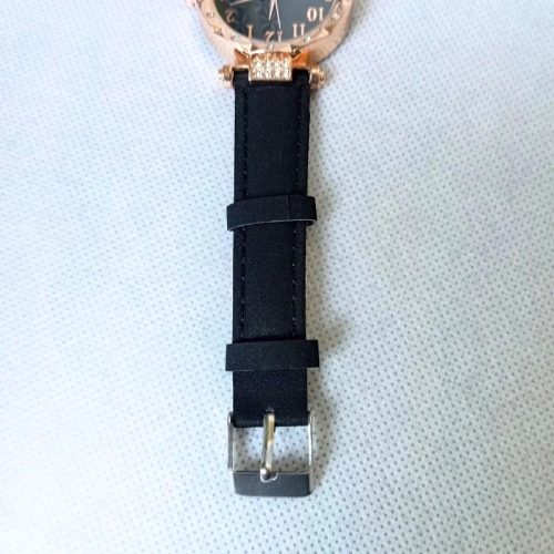 Rózsa arany színű díszített női karóra fekete műbőr szíjjal – 23,5 cm