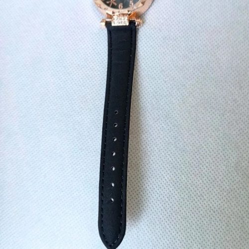 Rózsa arany színű díszített női karóra fekete műbőr szíjjal – 23,5 cm