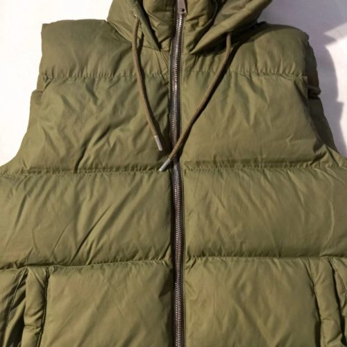 Olívazöld női pufi mellény kapucnival – EU 38/40 (M)