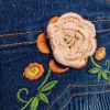 Kislány farmernadrág horgolt virág díszítéssel -128 – trapéz szárú, hímzett