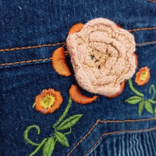 Kislány farmernadrág horgolt virág díszítéssel -128 – trapéz szárú, hímzett