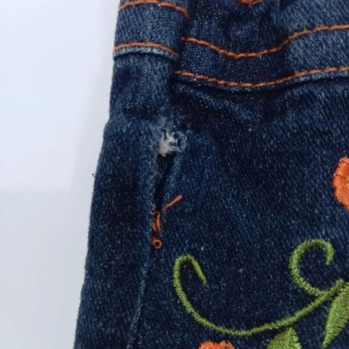 Kislány farmernadrág horgolt virág díszítéssel -128 – trapéz szárú, hímzett