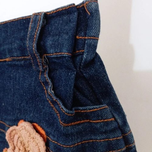 Kislány farmernadrág horgolt virág díszítéssel -128 – trapéz szárú, hímzett