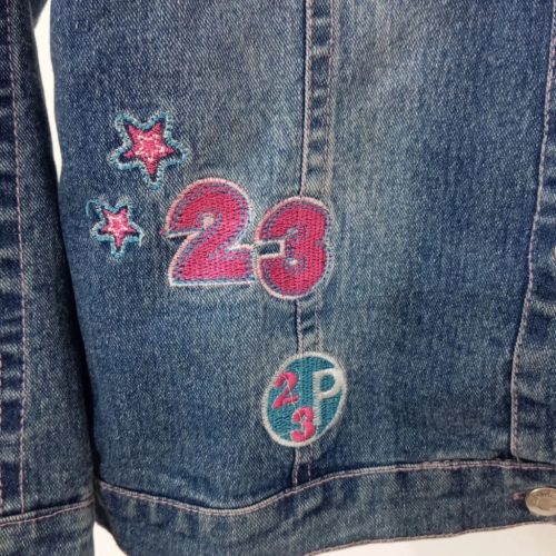 Kislány farmerdzseki rózsaszín csíkos ujjrésszel – 128-134-es, hímzett mintával