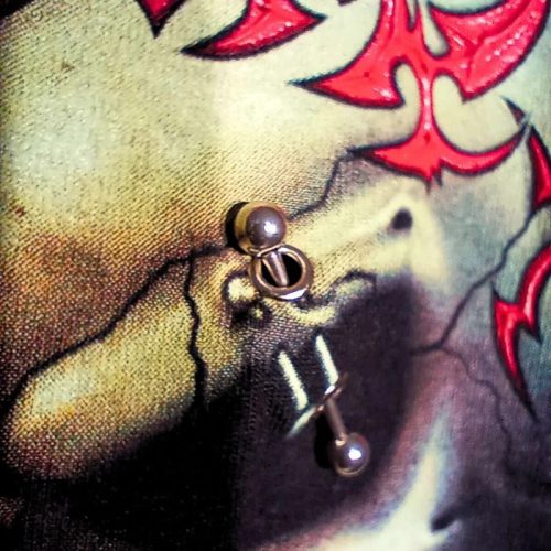 Toxic Toys Rock póló – Koponyás, piercinges 3D minta - S méret