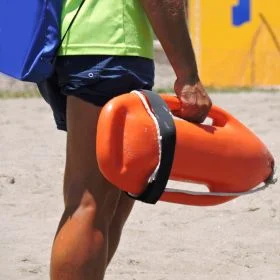 Újragondolt celeb-divat: Mi a menőbb? Pamela Anderson piros bikinije, vagy egy szuper miniruha